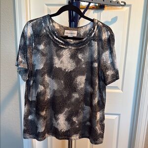 Alfred Dunner Gray Graphic Blouse with Relaxed Fit. Size Large